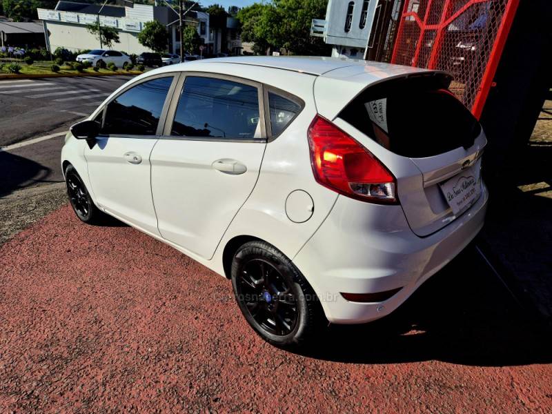 FORD - FIESTA - 2018/2019 - Branca - R$ 58.000,00