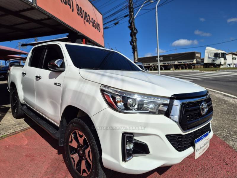 TOYOTA - HILUX - 2018/2019 - Branca - R$ 211.900,00