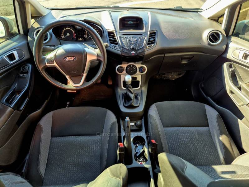 FORD - FIESTA - 2018/2019 - Branca - R$ 58.000,00