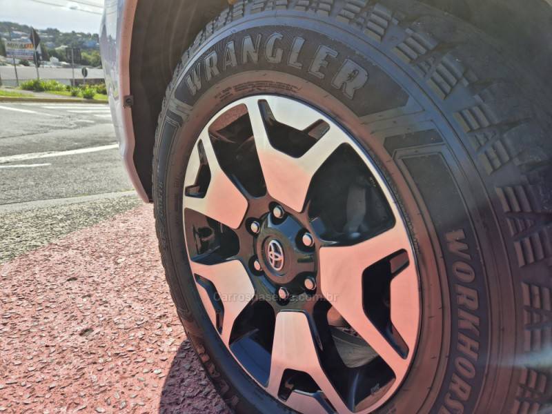 TOYOTA - HILUX - 2018/2019 - Branca - R$ 211.900,00