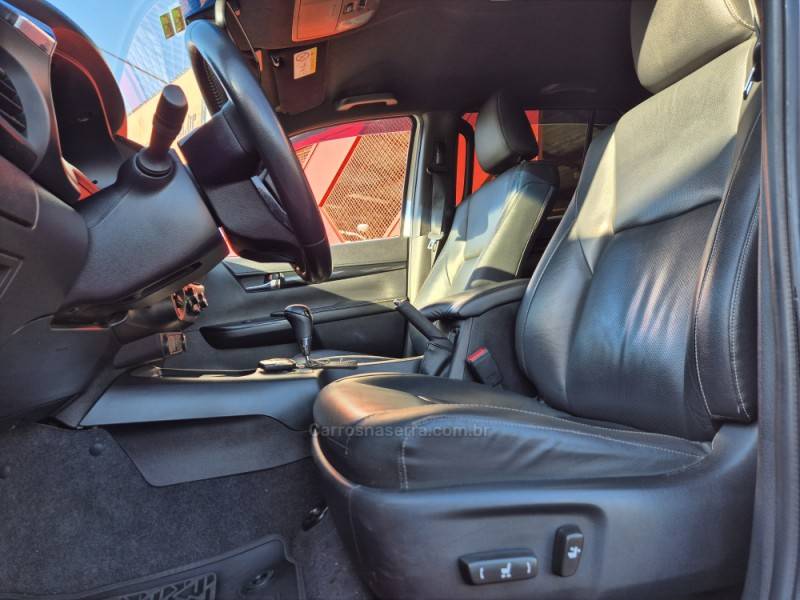 TOYOTA - HILUX - 2018/2019 - Branca - R$ 211.900,00