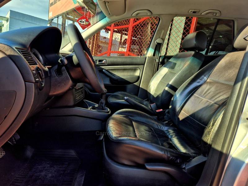 VOLKSWAGEN - GOLF - 2005/2006 - Prata - R$ 35.000,00