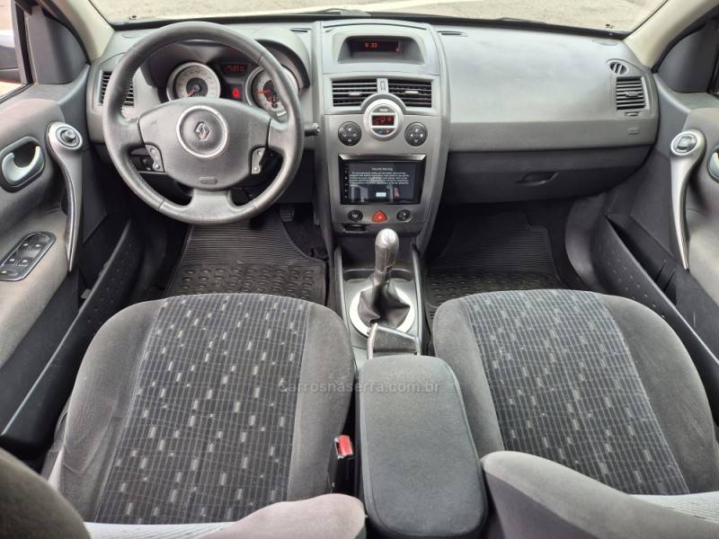 RENAULT - MÉGANE - 2010/2011 - Preta - R$ 30.000,00