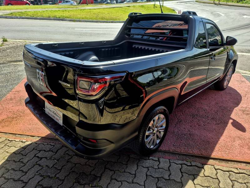 FIAT - STRADA - 2022/2023 - Preta - R$ 84.900,00