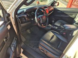 TOYOTA - HILUX - 2018/2019 - Branca - R$ 211.900,00