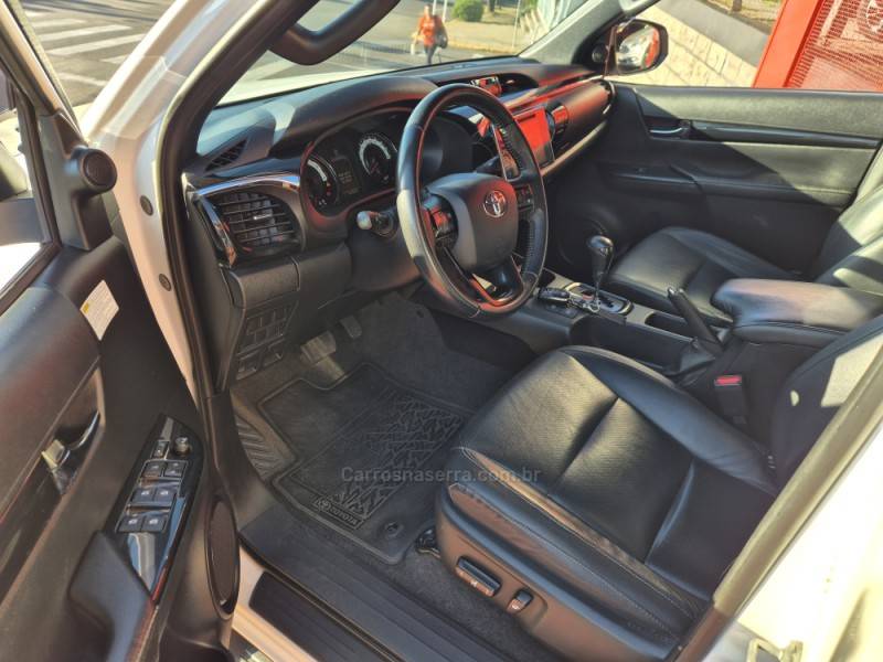 TOYOTA - HILUX - 2018/2019 - Branca - R$ 211.900,00