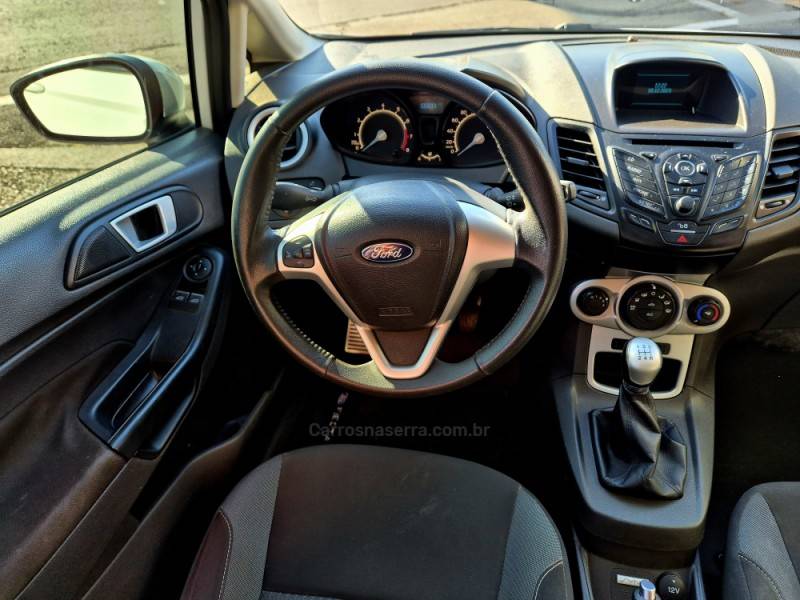 FORD - FIESTA - 2018/2019 - Branca - R$ 58.000,00