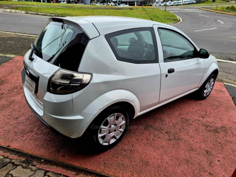 FORD - KA - 2012/2013 - Branca - R$ 28.000,00
