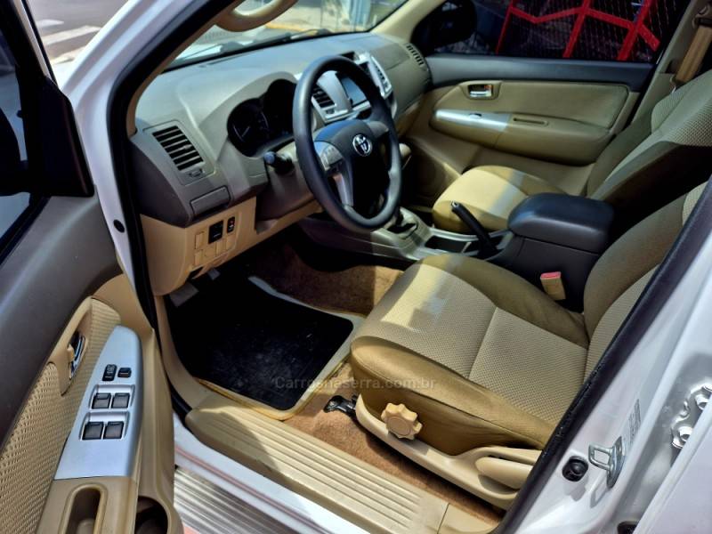 TOYOTA - HILUX - 2013/2013 - Branca - R$ 103.000,00