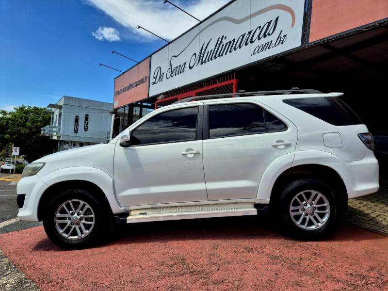 TOYOTA - HILUX - 2013/2013 - Branca - R$ 103.000,00