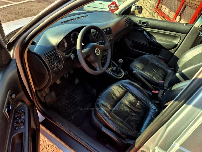 VOLKSWAGEN - GOLF - 2005/2006 - Prata - R$ 35.000,00