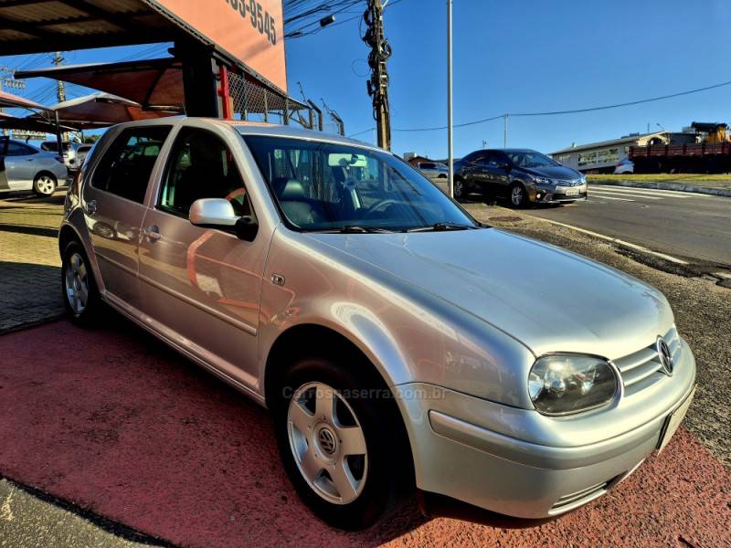 VOLKSWAGEN - GOLF - 2005/2006 - Prata - R$ 35.000,00