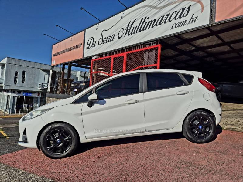 FORD - FIESTA - 2018/2019 - Branca - R$ 58.000,00